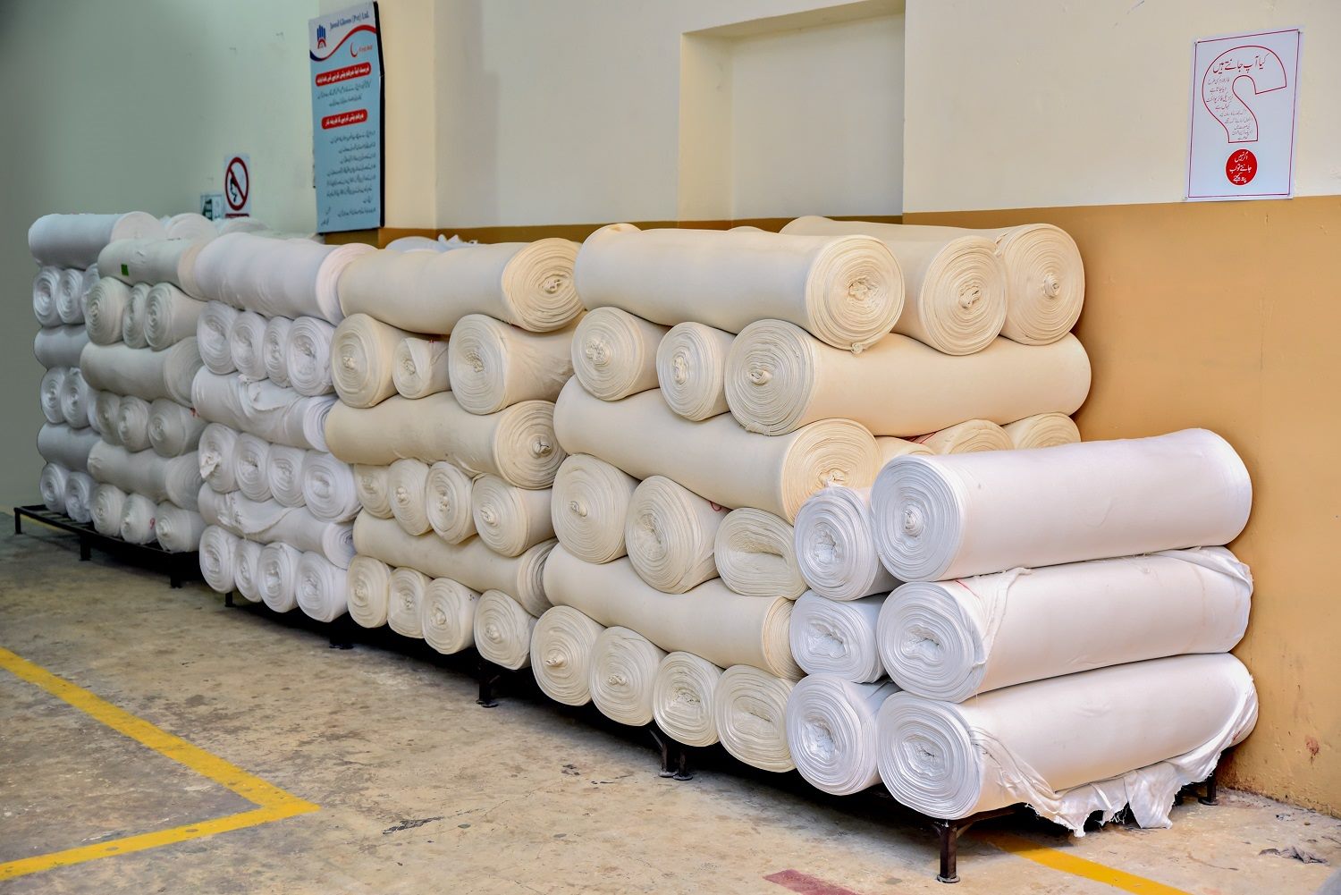 Rollen fertiger Baumwollstoffe im Atelier