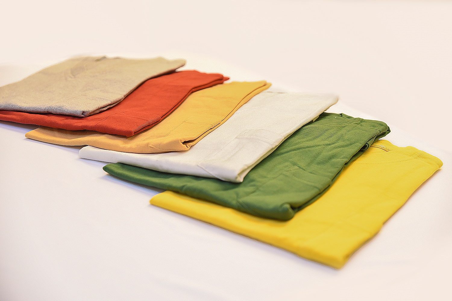 Gefaltete einfarbige T-Shirts unserer Farbpalette
